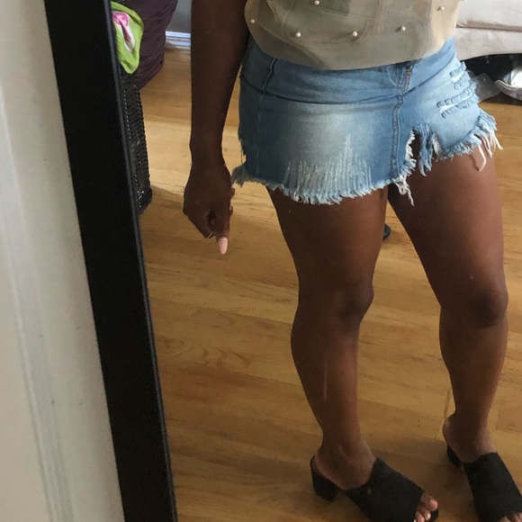 Distressed mini demin skirt - Picture 3 of 4